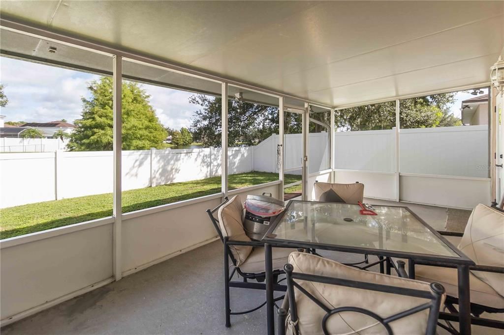 合同活跃: $349,000 (4 贝兹, 2 浴室, 1854 平方英尺)