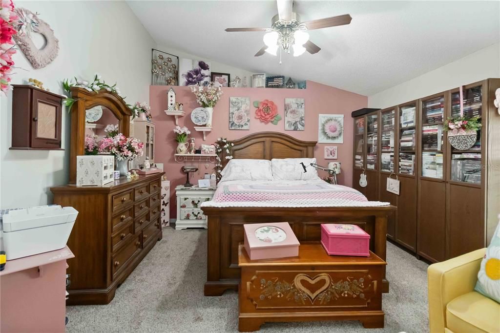 合同活跃: $349,000 (4 贝兹, 2 浴室, 1854 平方英尺)