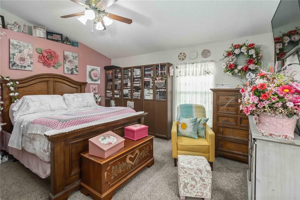 合同活跃: $349,000 (4 贝兹, 2 浴室, 1854 平方英尺)