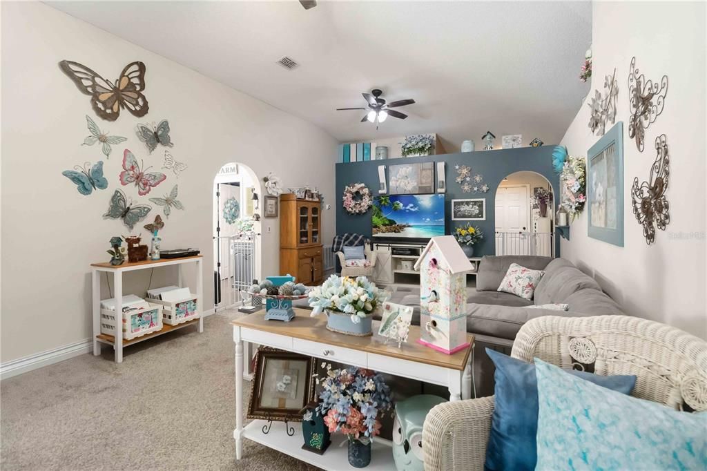 合同活跃: $349,000 (4 贝兹, 2 浴室, 1854 平方英尺)