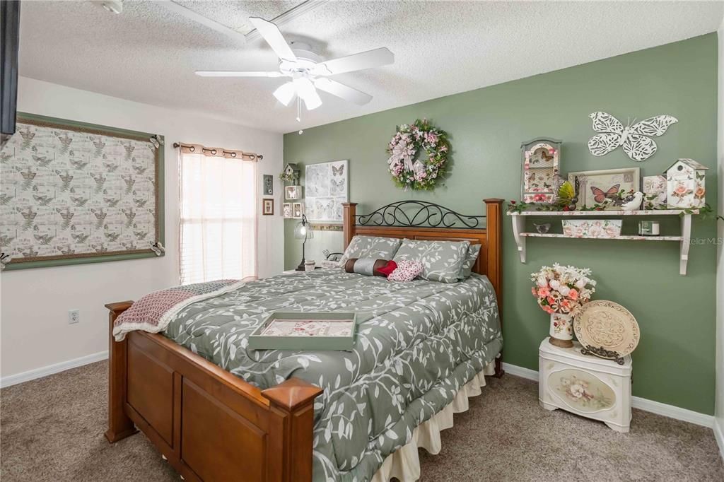 合同活跃: $349,000 (4 贝兹, 2 浴室, 1854 平方英尺)