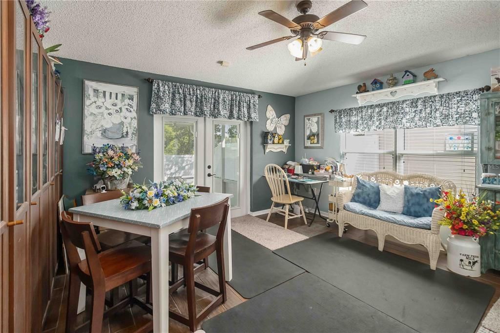 合同活跃: $349,000 (4 贝兹, 2 浴室, 1854 平方英尺)