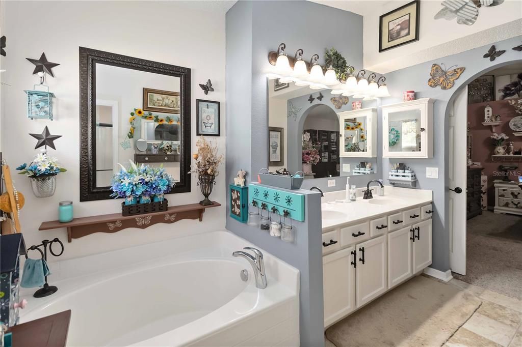 合同活跃: $349,000 (4 贝兹, 2 浴室, 1854 平方英尺)