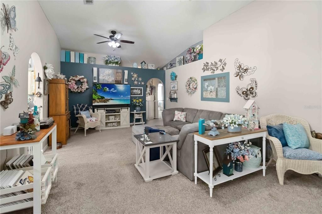 合同活跃: $349,000 (4 贝兹, 2 浴室, 1854 平方英尺)