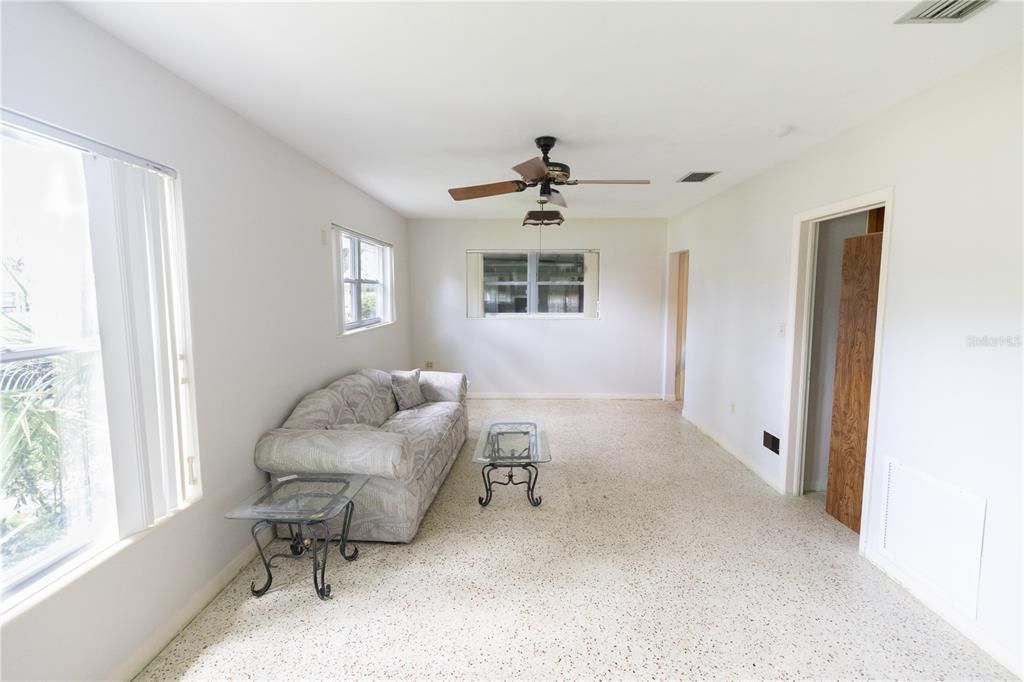 На продажу: $210,000 (2 спален, 1 ванн, 936 Квадратных фут)