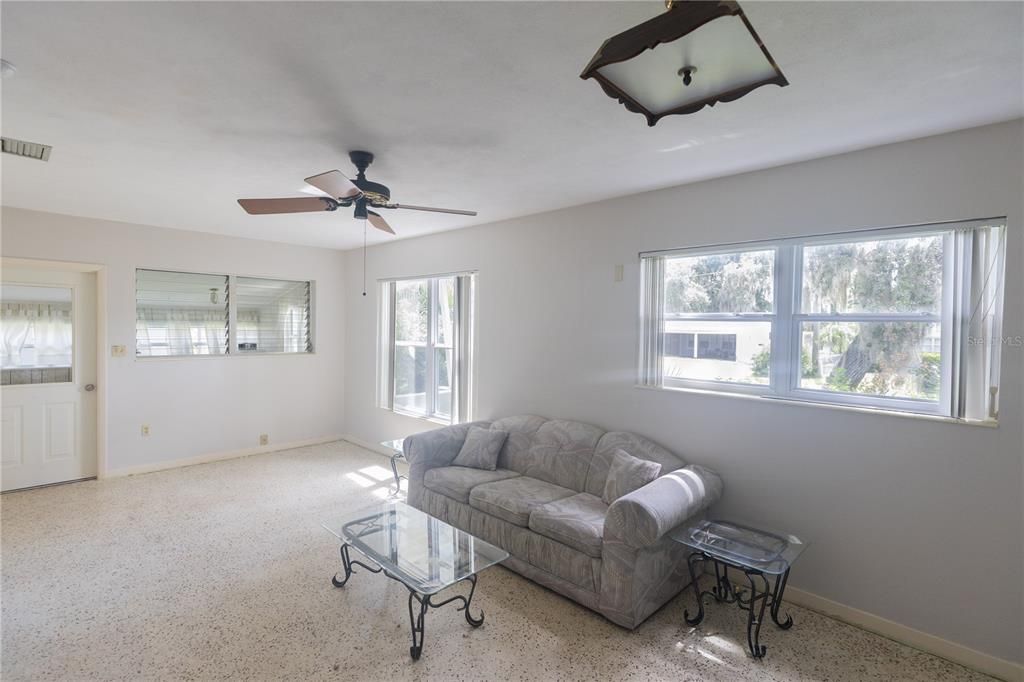 На продажу: $210,000 (2 спален, 1 ванн, 936 Квадратных фут)