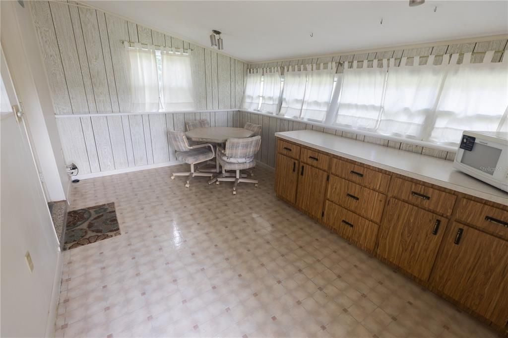 На продажу: $210,000 (2 спален, 1 ванн, 936 Квадратных фут)