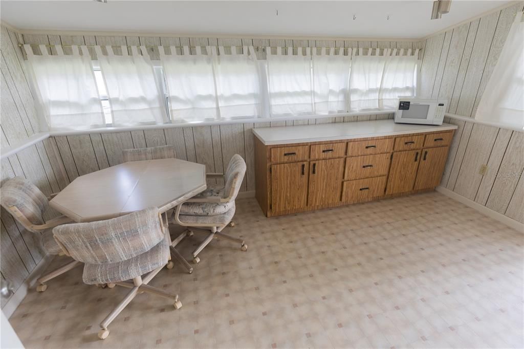 На продажу: $210,000 (2 спален, 1 ванн, 936 Квадратных фут)