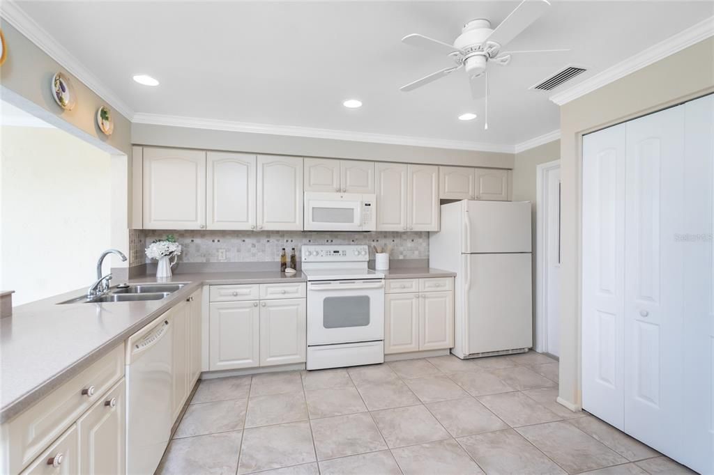 Active With Contract: $198,000 (2 beds, 2 baths, 1250 Square Feet)