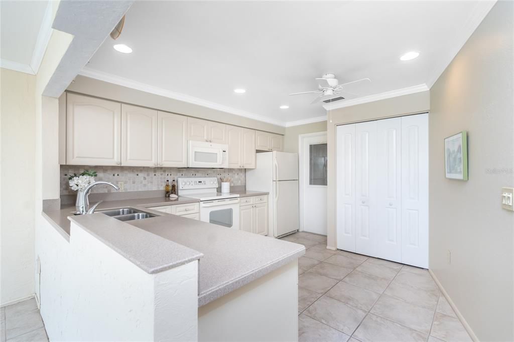 Active With Contract: $198,000 (2 beds, 2 baths, 1250 Square Feet)