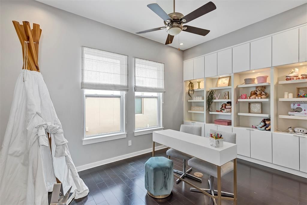 合同活跃: $1,129,000 (5 贝兹, 4 浴室, 3616 平方英尺)