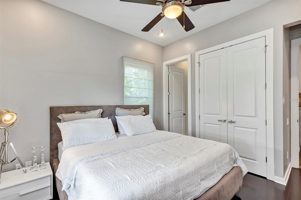 合同活跃: $1,129,000 (5 贝兹, 4 浴室, 3616 平方英尺)