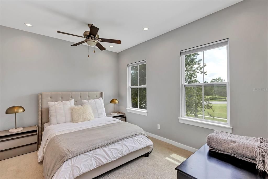 合同活跃: $1,129,000 (5 贝兹, 4 浴室, 3616 平方英尺)