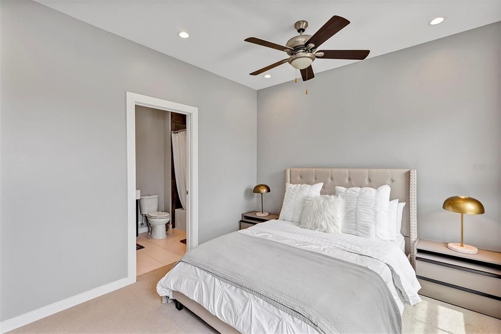 合同活跃: $1,129,000 (5 贝兹, 4 浴室, 3616 平方英尺)