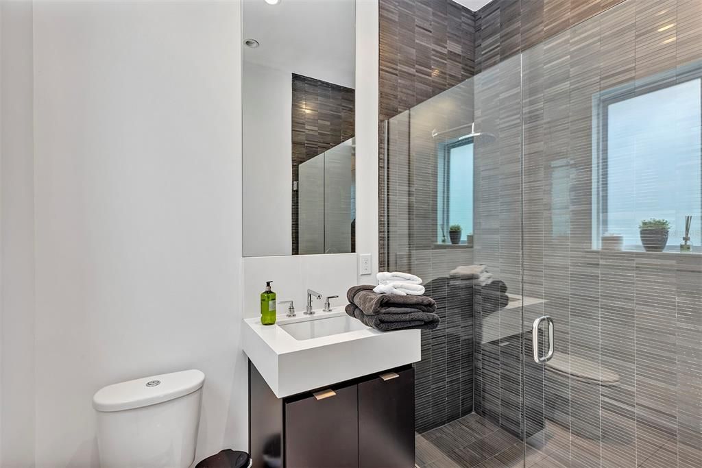 合同活跃: $1,129,000 (5 贝兹, 4 浴室, 3616 平方英尺)