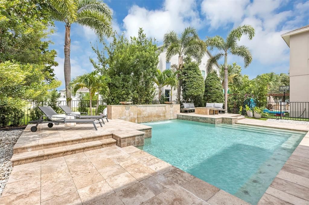 合同活跃: $1,129,000 (5 贝兹, 4 浴室, 3616 平方英尺)