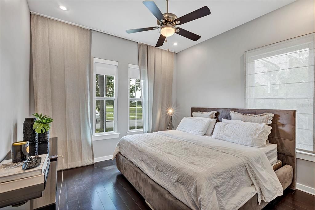 合同活跃: $1,129,000 (5 贝兹, 4 浴室, 3616 平方英尺)