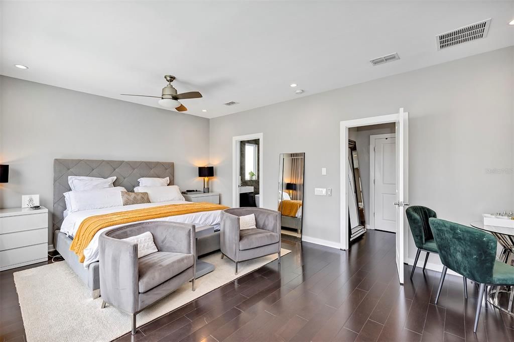 合同活跃: $1,129,000 (5 贝兹, 4 浴室, 3616 平方英尺)