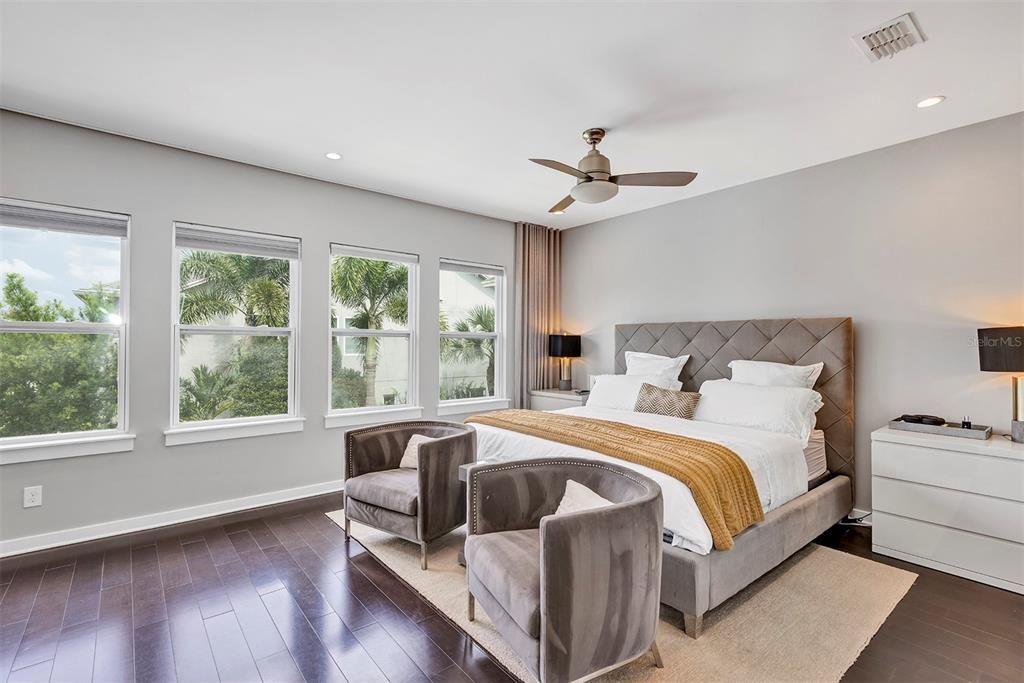 合同活跃: $1,129,000 (5 贝兹, 4 浴室, 3616 平方英尺)