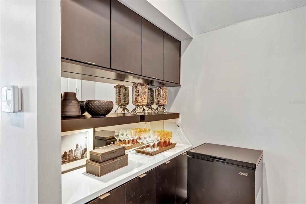 合同活跃: $1,129,000 (5 贝兹, 4 浴室, 3616 平方英尺)