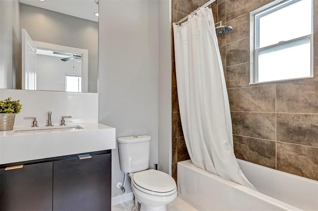 合同活跃: $1,129,000 (5 贝兹, 4 浴室, 3616 平方英尺)