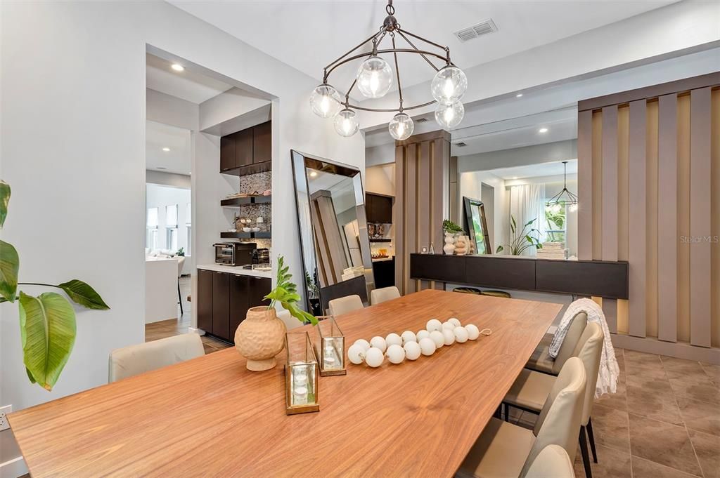 合同活跃: $1,129,000 (5 贝兹, 4 浴室, 3616 平方英尺)