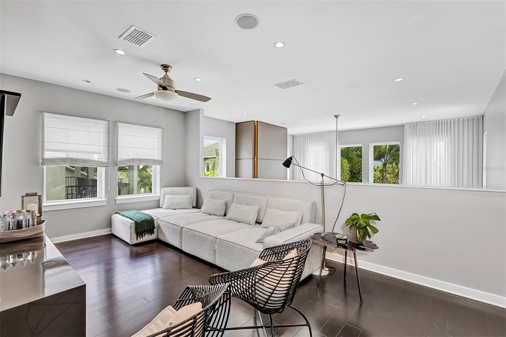 合同活跃: $1,129,000 (5 贝兹, 4 浴室, 3616 平方英尺)