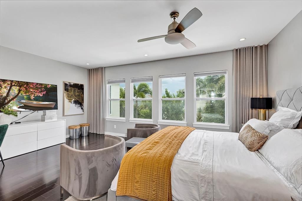 合同活跃: $1,129,000 (5 贝兹, 4 浴室, 3616 平方英尺)