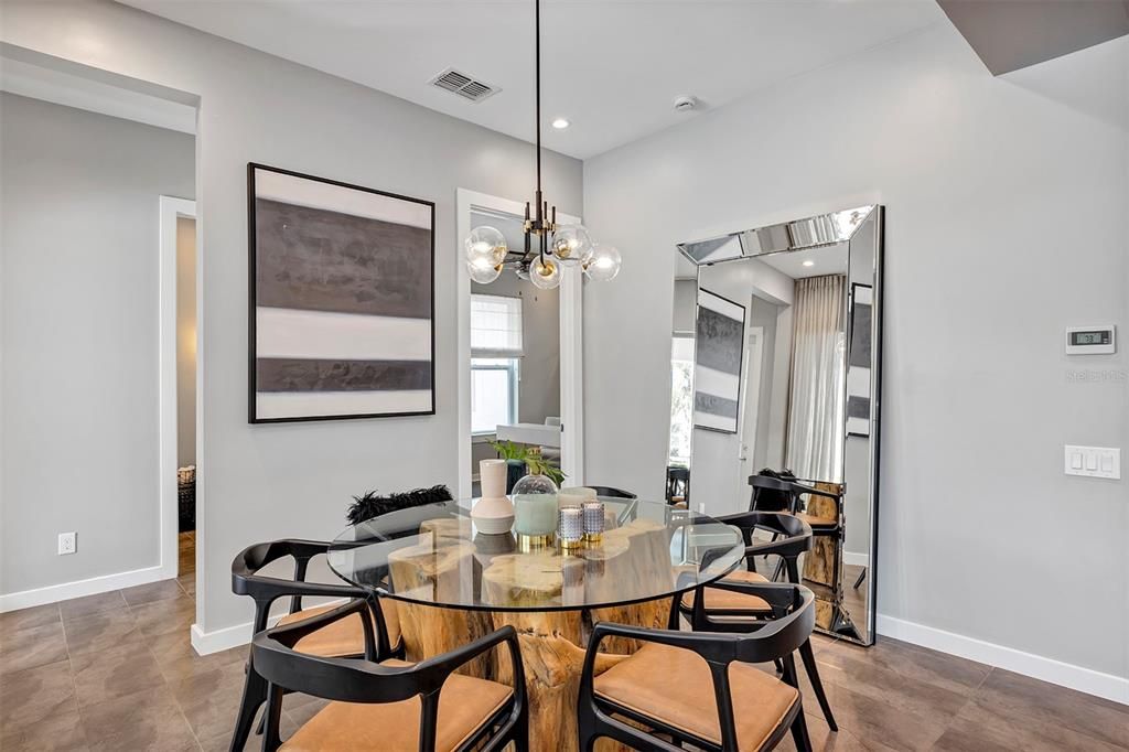 合同活跃: $1,129,000 (5 贝兹, 4 浴室, 3616 平方英尺)