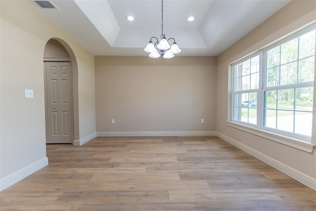 Activo con contrato: $299,900 (3 camas, 2 baños, 1936 Pies cuadrados)