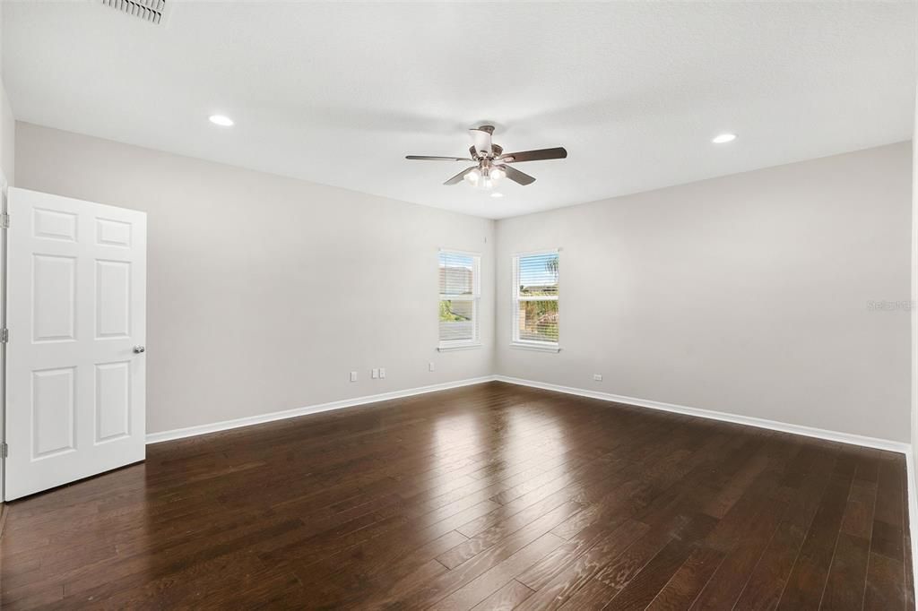 Activo con contrato: $749,900 (5 camas, 4 baños, 4258 Pies cuadrados)