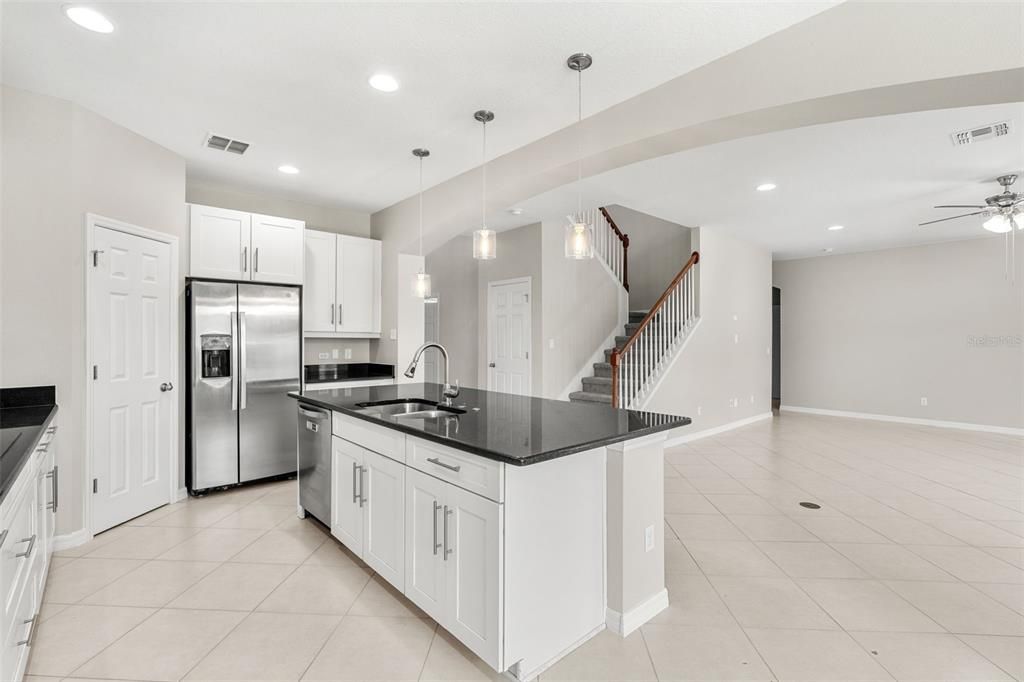 Activo con contrato: $749,900 (5 camas, 4 baños, 4258 Pies cuadrados)