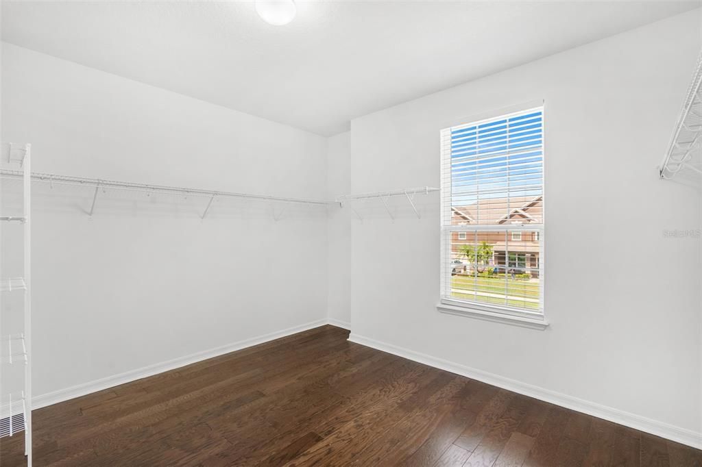 Activo con contrato: $749,900 (5 camas, 4 baños, 4258 Pies cuadrados)