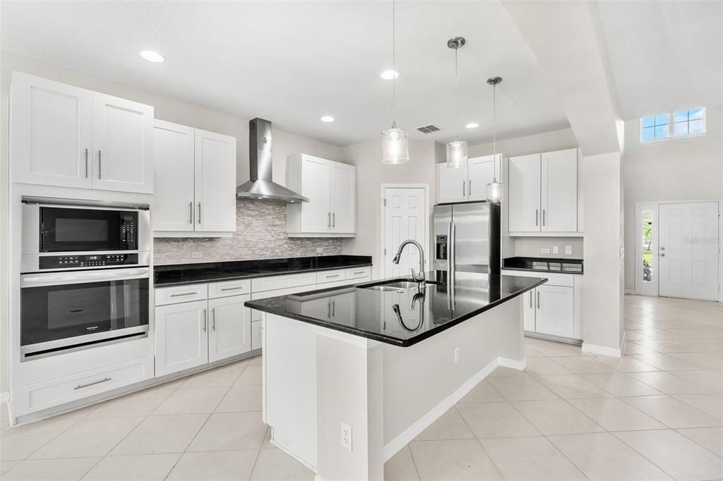 Activo con contrato: $749,900 (5 camas, 4 baños, 4258 Pies cuadrados)