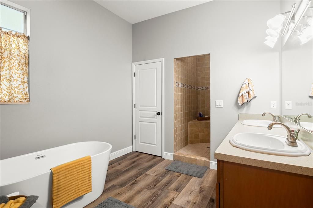 For Sale: $549,000 (3 beds, 3 baths, 2793 Square Feet)