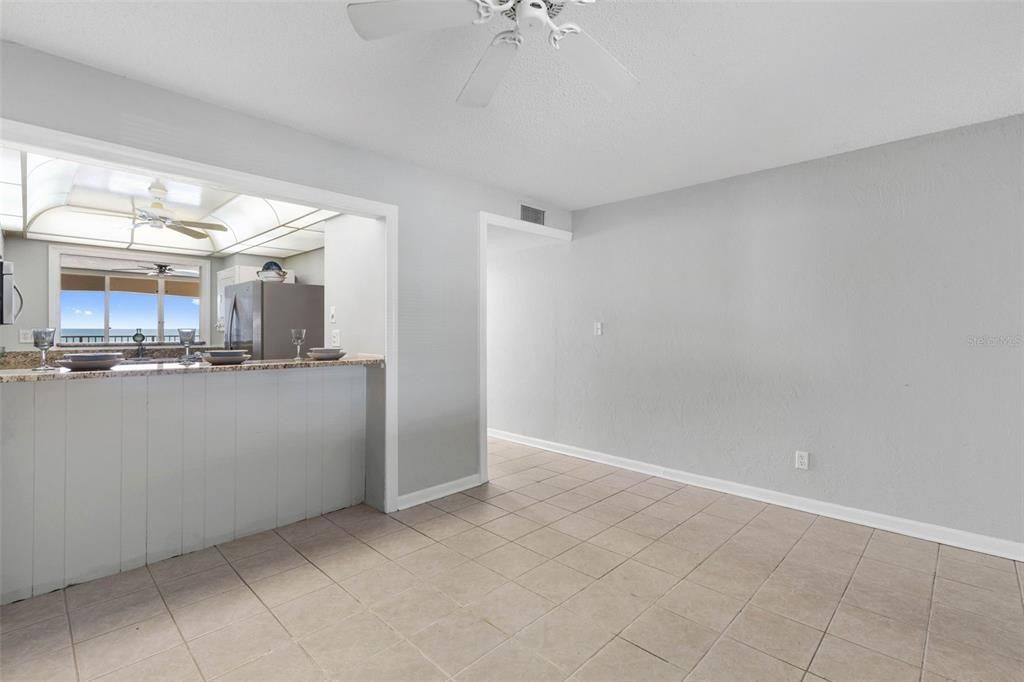 待售: $325,000 (2 贝兹, 2 浴室, 1200 平方英尺)