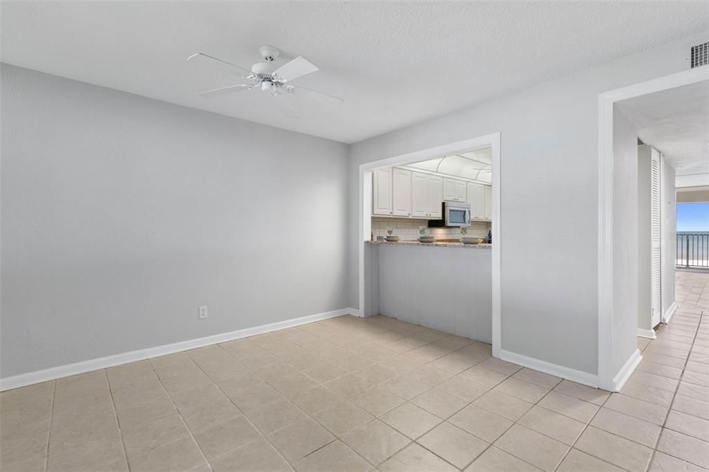 待售: $325,000 (2 贝兹, 2 浴室, 1200 平方英尺)