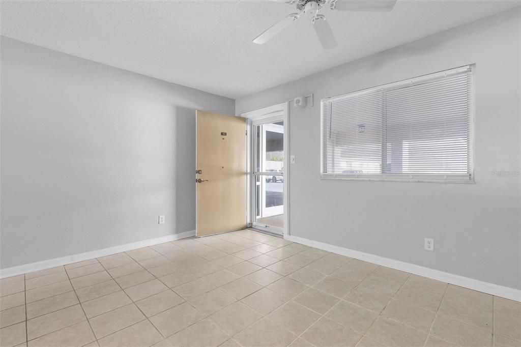 待售: $325,000 (2 贝兹, 2 浴室, 1200 平方英尺)