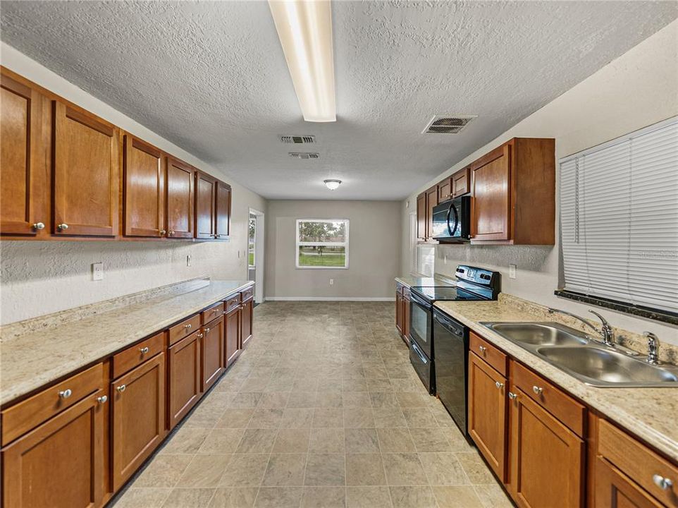 Под контрактом: $344,900 (3 спален, 2 ванн, 1777 Квадратных фут)