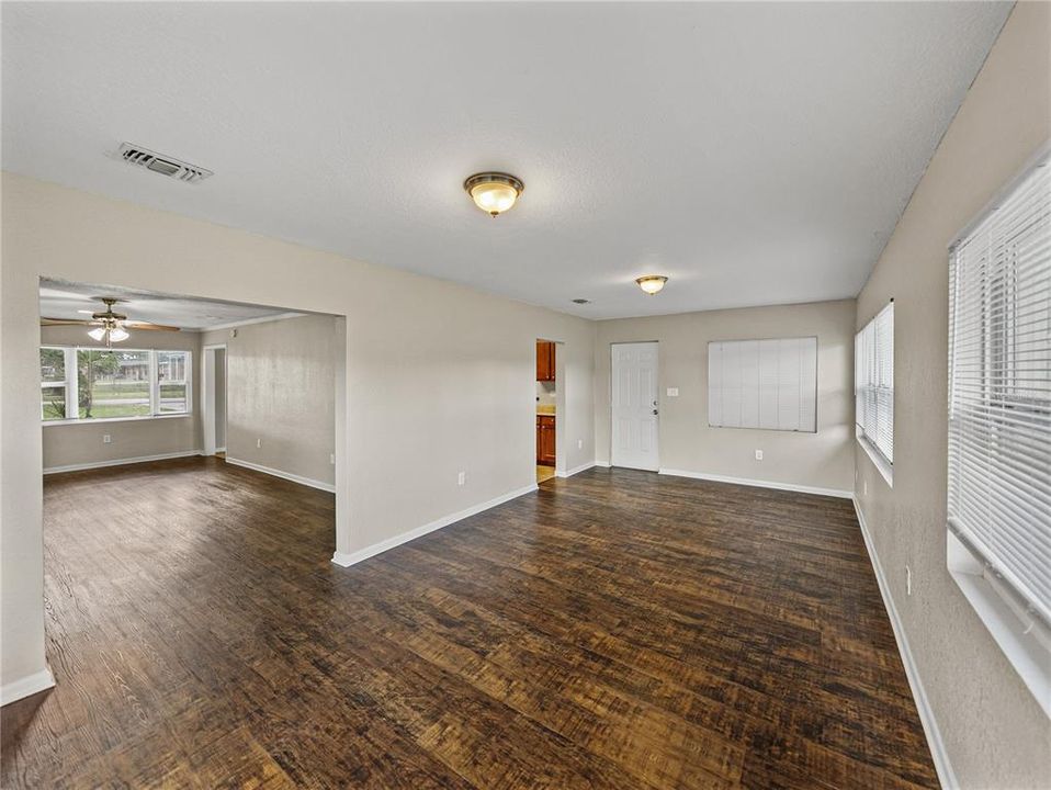 Под контрактом: $344,900 (3 спален, 2 ванн, 1777 Квадратных фут)