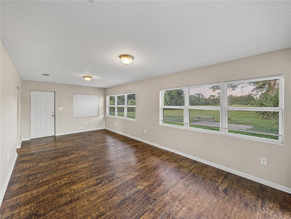 Под контрактом: $344,900 (3 спален, 2 ванн, 1777 Квадратных фут)