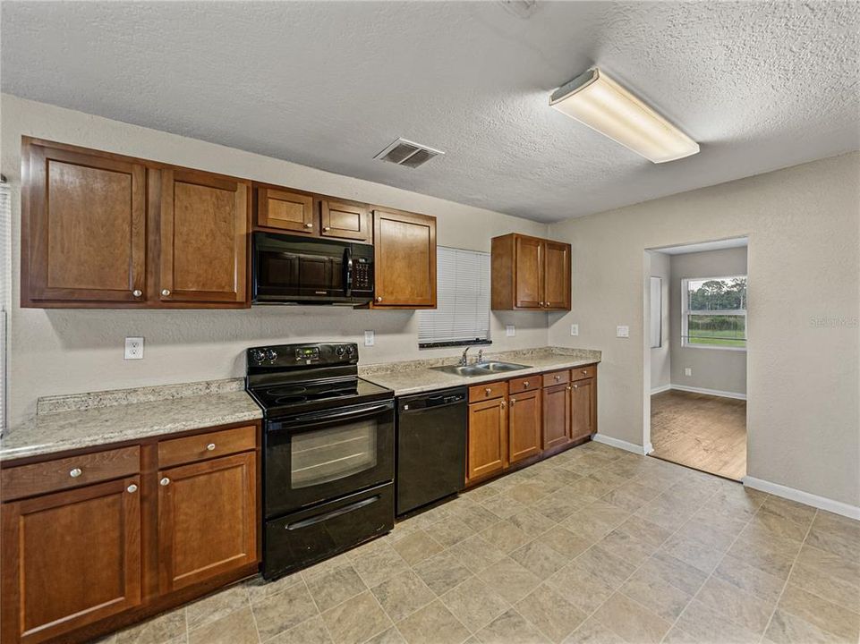 Под контрактом: $344,900 (3 спален, 2 ванн, 1777 Квадратных фут)