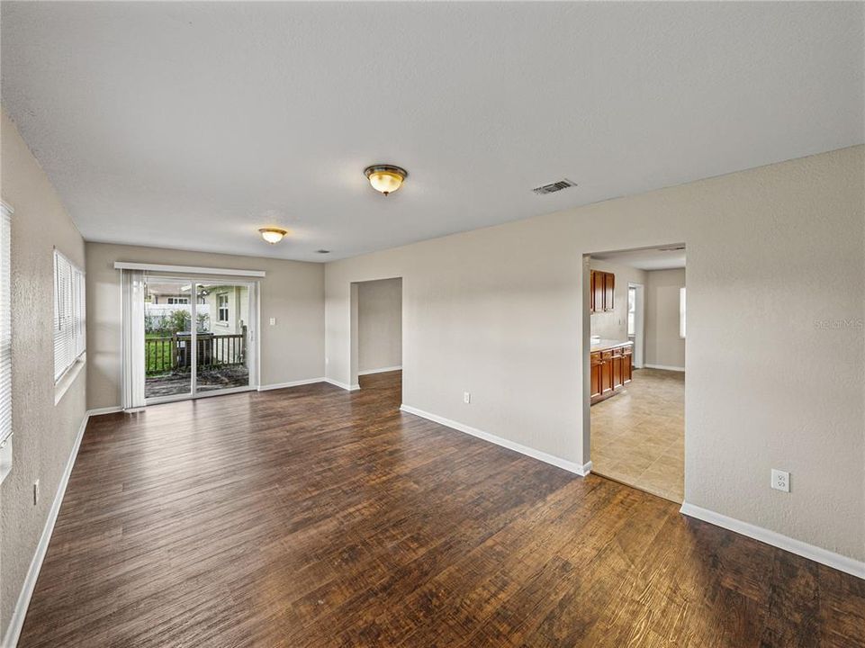 Под контрактом: $344,900 (3 спален, 2 ванн, 1777 Квадратных фут)