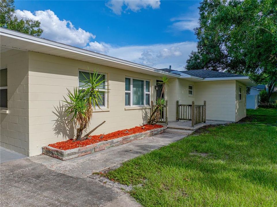 Под контрактом: $344,900 (3 спален, 2 ванн, 1777 Квадратных фут)