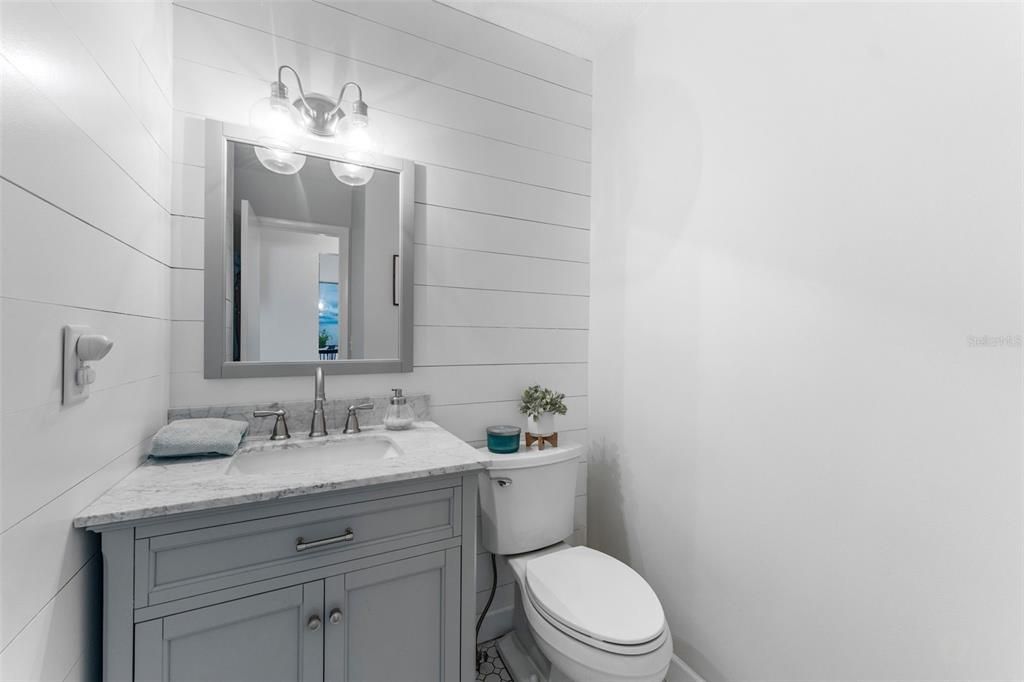 待售: $179,000 (2 贝兹, 1 浴室, 835 平方英尺)