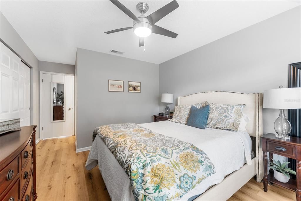 待售: $179,000 (2 贝兹, 1 浴室, 835 平方英尺)