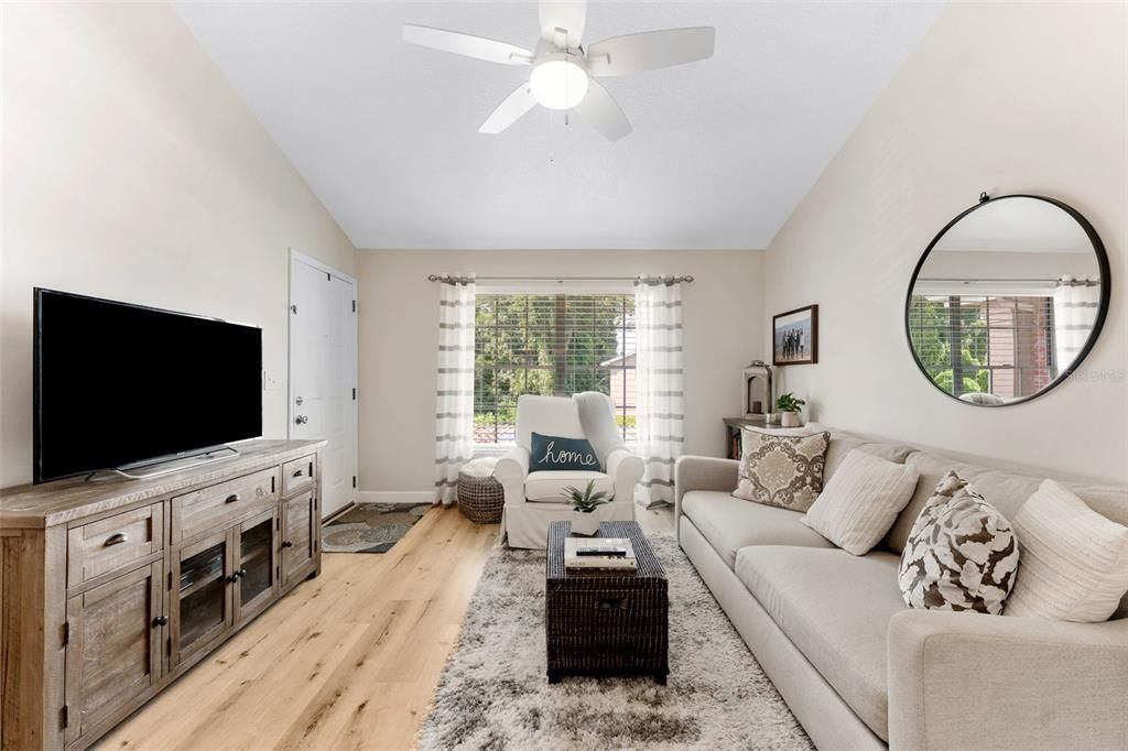 待售: $179,000 (2 贝兹, 1 浴室, 835 平方英尺)