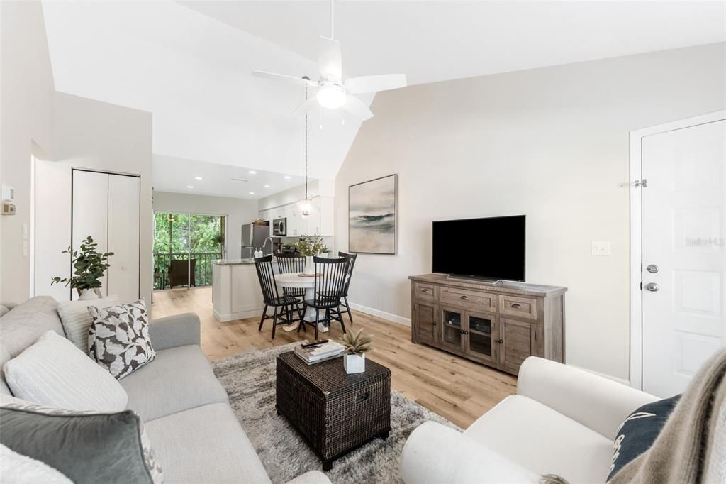 待售: $179,000 (2 贝兹, 1 浴室, 835 平方英尺)