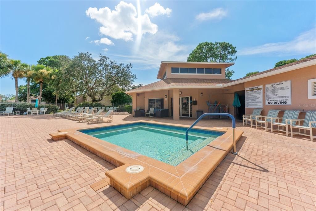 待售: $179,000 (2 贝兹, 1 浴室, 835 平方英尺)