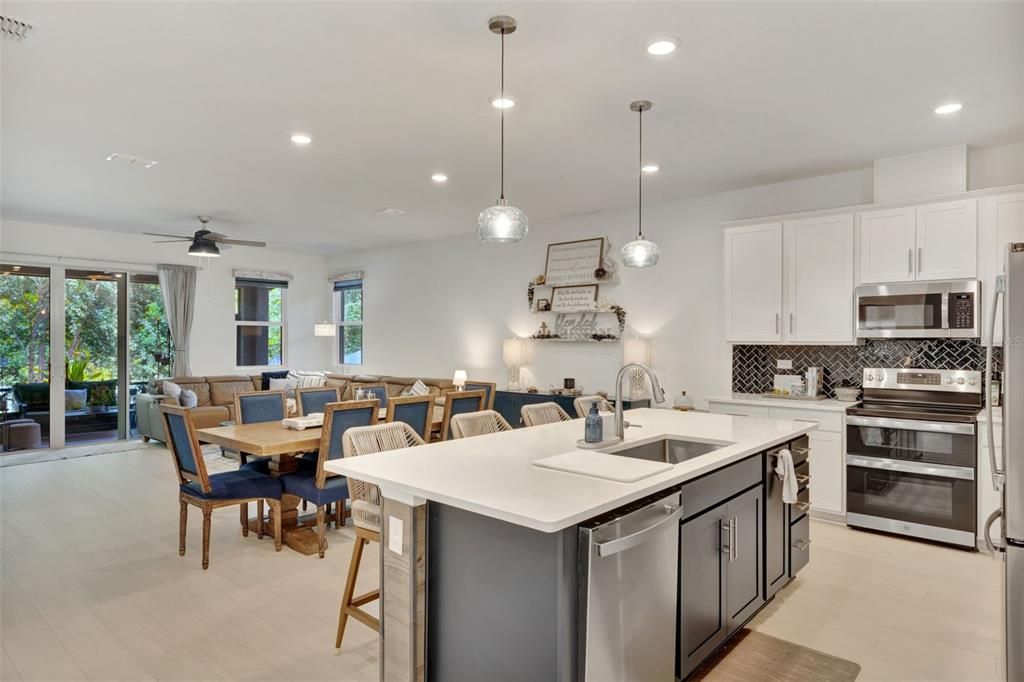 For Sale: $485,000 (2 beds, 2 baths, 1904 Square Feet)